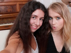 Arsch, Grosser arsch, Blasen, Braunhaarige, Hundestellung, Frau frau mann, Flotter dreier, Titten