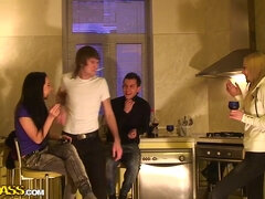 素人, フェラチオ, 茶髪の, 古典, カワイイ, グループ, Hd, キッチン