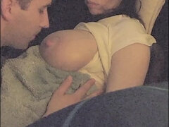 Tetas grandes, Morena, Tetona, Lactando, Madres para coger, Pequeña, Tetas, Esposa