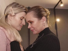 Dormitorio, Besar, Lesbiana, Lamidas, Maduro, Madres para coger, Mamá, Secretaria