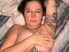 アスtoマウス, デカ尻, フェラチオ, 茶髪の, イく瞬間, 眼鏡, タトゥー