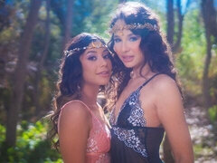 18 jaar, Grote lul, Pijpbeurt, Bruinharig, Hondjeshouding, 1 man 2 vrouwen, Buiten, Tiener