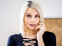 Amateur, Grosse bite, Blonde, Sucer une bite, En levrette, Rasée, Tatouage, Adolescente