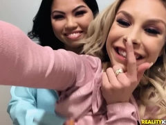 Blonde, Brunette brune, Doigter, Embrassement, Fille latino, Lesbienne, Léchez, Nénés