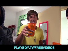 フェラチオ, 大学生, 学生寮, 女 人男 人, Hd, シャワー, 息子, 三人