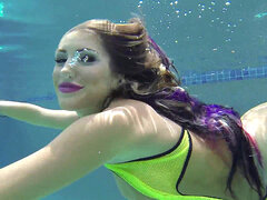 Bikini, Vollbusig, Pool, Erotischer film, Solo, Scherzbold, Jungendliche (18+), Unter wasser