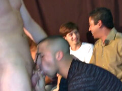 Amateur, Sucer une bite, Gorge profonde, Homosexuelle, Groupe, Public, Tatouage, Voyeur