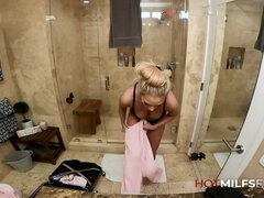 Gros seins, Blonde, Femme couguar, Gorge profonde, Branlette thaïlandaise, Maman, Seins naturels, Jouets