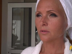 Chica, Bisexual, Rubia, Loco, Penetracion con dedos, Lamidas, Ducha, Mojado