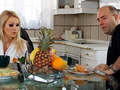 Gros cul, Grosse bite, Gros seins, Blonde, Sucer une bite, En levrette, Souple, Surprise