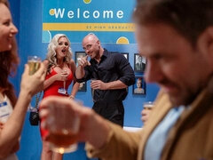 Gros seins, Blonde, Plantureuse, En levrette, Robe, Branlette thaïlandaise, Mère que j'aimerais baiser, Rasée