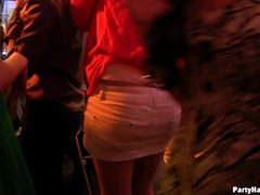 ブロンド, フェラチオ, 着衣女と全裸男, 女, グループ, 手コキする, 異人種間, 下着