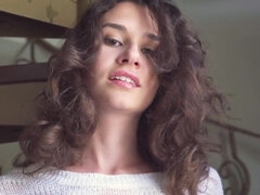 Brunette brune, Doigter, Talons, Petite femme, Mamelons bombés, Maigrichonne, Solo, Adolescente