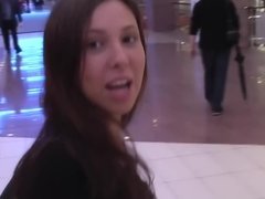 Sucer une bite, Petit ami, Brunette brune, Masturbation, Public, Russe