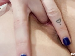 Achter de coulissen, Rondborstig, Orgasme, Pornster, Alleen, Spuiten, Tatoeage, Tieten likken