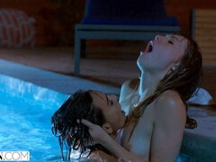 指いじり, レズビアン, なめる, プール, オマンコ, ガリガリ, ティーン, 濡れ