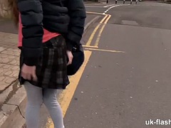 Británico, Fetiche, Despelote, Al aire libre, Público, Afeitado, Flaco, Tetas