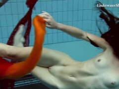 Arsch, Grosser arsch, Freundin, Pool, Russisch, Jungendliche (18+), Eng, Unter wasser