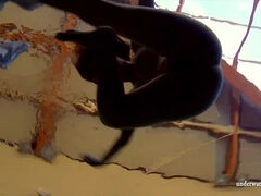 Braunhaarige, Kleid, Frau, Fetisch, Pool, Öffentlich, Solo, Jungendliche (18+)