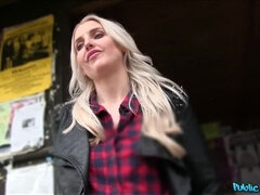 Leie, Blondine, Blasen, Britisch, Hundestellung, Aufs gesicht abspritzen, Pov, Öffentlich