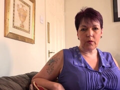 Grote mammen, Brits, Rondborstig, Rijpe lesbienne, Moeder, Kort haar, Alleen, Stiefmoeder