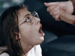 Sucer une bite, Brunette brune, Tir de sperme, Faciale, Lunettes, Adolescente