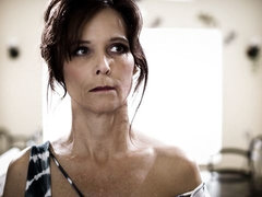 茶髪の, チン, バック, 指いじり, 手コキする, なめる, 淫乱熟女, 三人