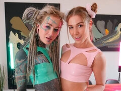 Dildo, Küssen, Lesbisch, Lecken, Lingerie, Masturbation, Rasiert, Entkleiden