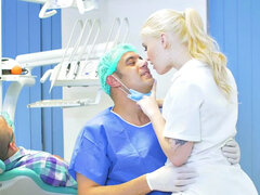 Blondine, Blasen, Arzt, Handschuhe, Küssen, Krankenschwester, Muschi, Titten
