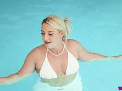 In den arsch, Grosser arsch, Vollbusig, Flashen, Riesig, Masturbation, Pool, Titten