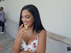Nana, Gros seins, Sucer une bite, Brunette brune, Plantureuse, Branlette thaïlandaise, Hard, Argent