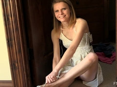 Экстремальный секс, Большие дырки, Каблуки, Мастурбация, Оргазм, На публике, Соло, Под юбкой