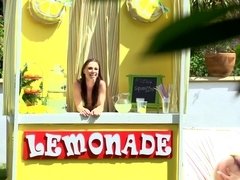 Cul, Derrière les coulisses, Sucer une bite, Brunette brune, Queue, Seins naturels, Plan cul à trois, Jouets