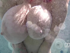 アナル, デカパイ, ビキニ, イギリス人, 巨乳な, 自然山雀, プール, 一人