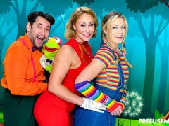 Lieveling, Grote kont, Grote lul, Grote mammen, Pijpbeurt, Hondjeshouding, 1 man 2 vrouwen, Moeder die ik wil neuken