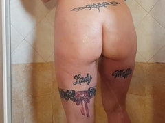 Grosser arsch, Grosser schwanz, Blasen, Geile alte tussi, Masturbation, Pov, Rasiert, Tätowierung