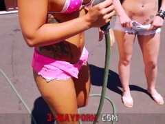 Blasen, Braunhaarige, Auto, Im freien, Öffentlich, Ablutschen, Flotter dreier, Titten