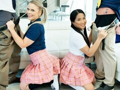 Leie, Asiatisch, Flotter vierer, Interrassisch, Natürlichen titten, Dürr, Jungendliche (18+), Titten