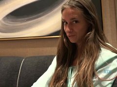 Amateur, Brunette brune, Petite amie, Petite femme, Rasée, Jupe, Tatouage, Nénés