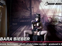 18 jaar, Achter de coulissen, Grote mammen, Bruinharig, Vrouw, Realiteit, Alleen, Speelgoed