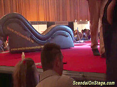 Гибкие, Мастурбация, На публике