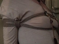 Bruinharig, Aangekleed, Vrouw, Keuken, Mager, Alleen, Kousen, Vastgebonden