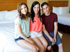 Спальня, Большой член, Минет, Брюнетки, Семья, Две девушки, Бритые, Молоденькие