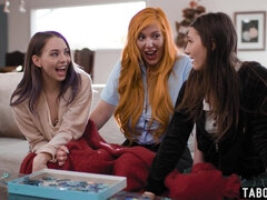 18, 茶髪の, キス, 淫乱熟女, 小柄, オマンコ, ティーン, 三人