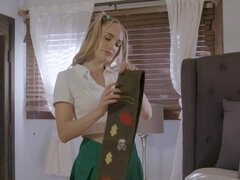 18 ans, Blonde, Sucer une bite, En levrette, Famille, Hard, Adolescente, Plan cul à trois