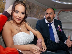 In den arsch, Grosser arsch, Grosser schwanz, Grosse titten, Braunhaarige, Auto, Hundestellung, Milf
