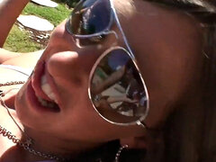 Leie, Hinter den kulissen, Grosse titten, Bikini, Im freien, Piercing, Pool, Nass