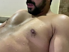 Rodrik in the hot tub with his body all wet playing until he squirts lots of cum, cumshot in the jacuzzi
