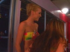 Gros cul, Gros seins, Blonde, Brunette brune, Éjaculation interne, Tir de sperme, Adolescente, Nénés