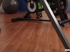 Américain, Noire, Sucer une bite, Brunette brune, Queue, Léchez, Cheveux courts, Nénés